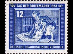 D,DDR Mi.Nr. 295 Tag der Briefmarke 51, Sammler vor Album (12)